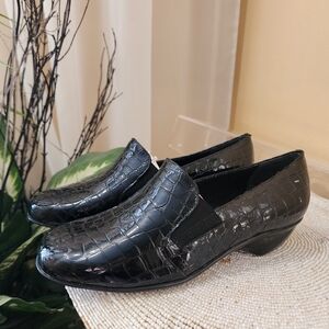NWT.Walking Cradles Florence Leather Slip On Loafers in Black Croco size 6.5W